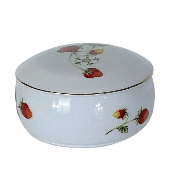 Vintage White Porcelain Trinket Box Lidded Jewelry Keeper Red Strawberry Design - Picture 6 of 16